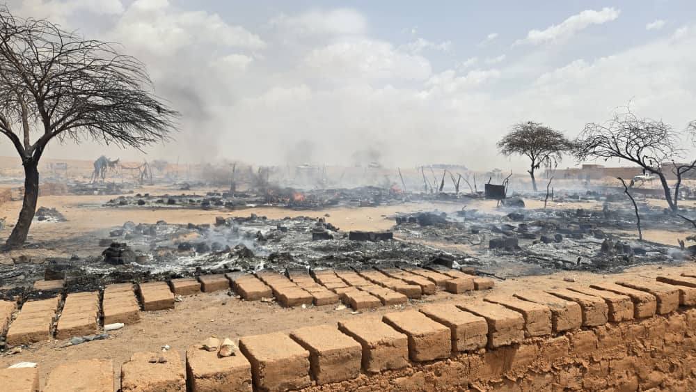 Agadez est secouée par de violents affrontements entre habitants et migrants, révélant les tensions migratoires croissantes et les défis de la coexistence dans cette ville-carrefour du Sahel.