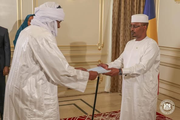 L'Ambassadeur Mohamed Anacko a officiellement présenté ses lettres de créance au Président Mahamat Idriss Déby Itno, marquant le renforcement des liens diplomatiques entre le Niger et le Tchad.