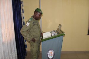 Le Ministre d'État, Général Salifou Mody, inspecte l'école militaire supérieure de Niamey, soulignant l'importance de la formation 