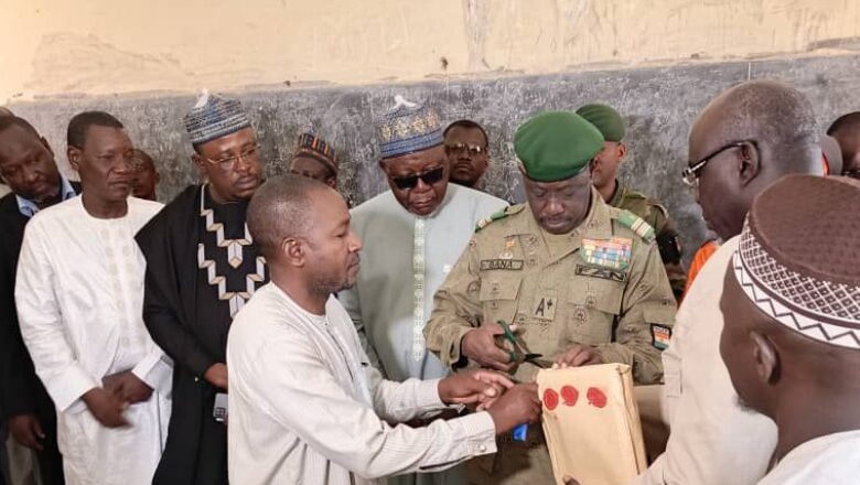 Le BEPC 2025 démarre à Dosso avec près de 16 500 candidats, sous l'œil vigilant du Gouverneur qui appelle à l'intégrité et au mérite pour un examen crucial.