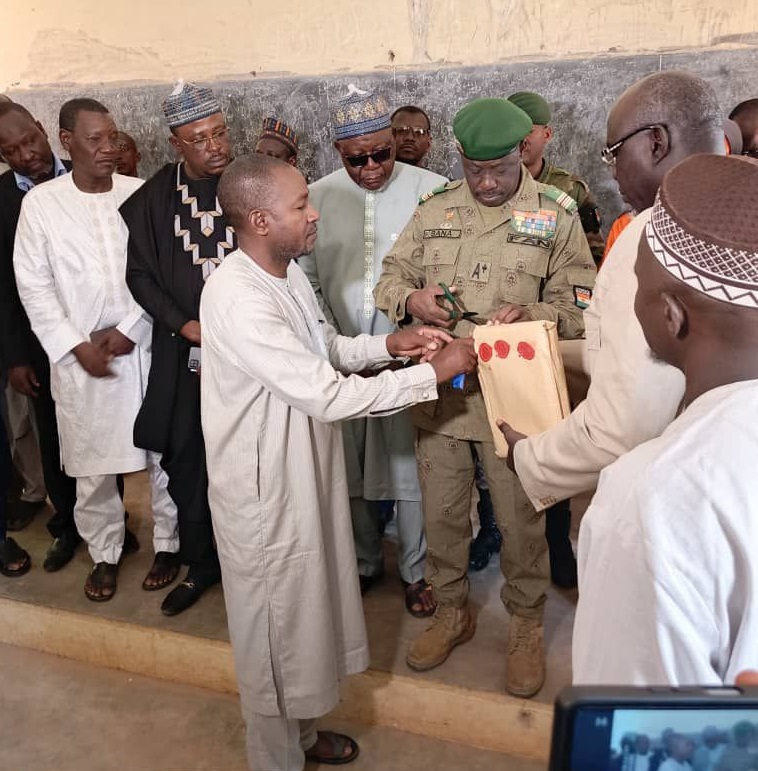 Le BEPC 2025 démarre à Dosso avec près de 16 500 candidats, sous l'œil vigilant du Gouverneur qui appelle à l'intégrité et au mérite pour un examen crucial.