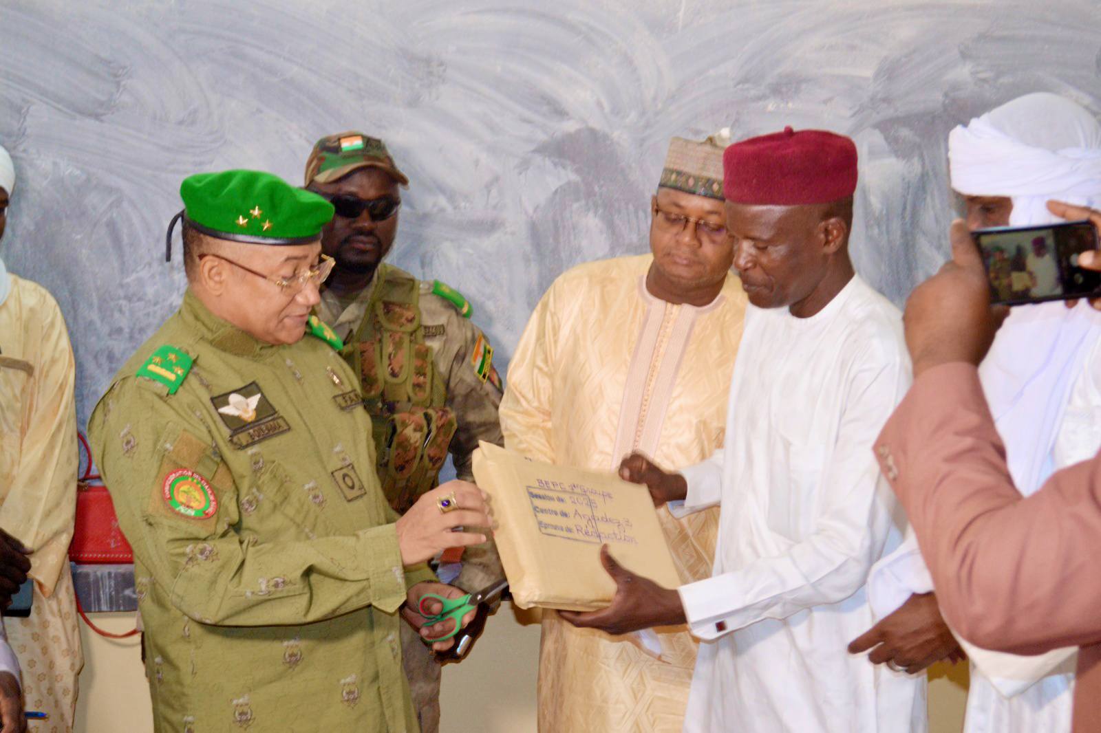 Le BEPC 2025 démarre à Agadez avec plus de 5 000 candidats, marquant une étape cruciale pour l'éducation et l'avenir de la région,