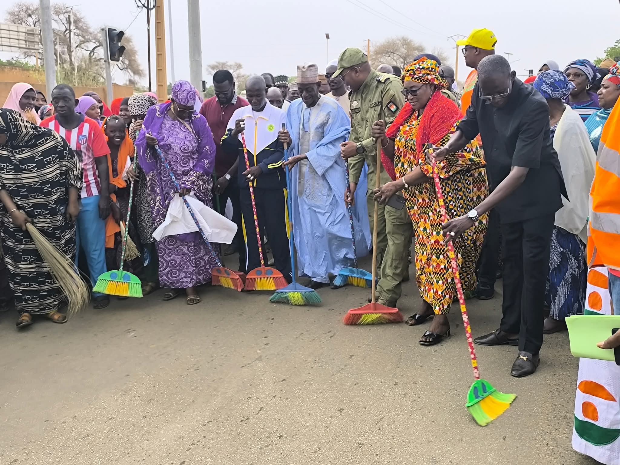 Niamey a lancé avec succès sa 14ᵉ Journée de Salubrité Publique, mobilisant citoyens et autorités pour nettoyer la capitale