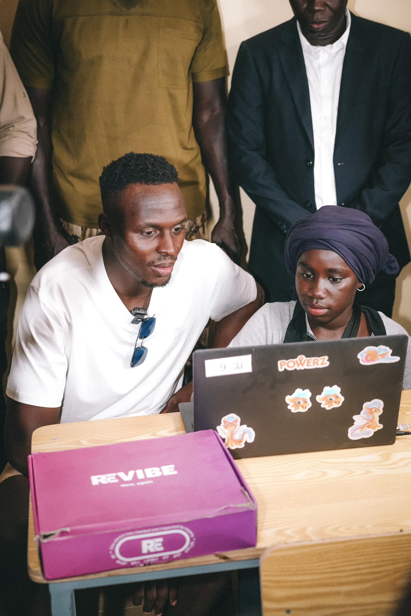 Le gardien Édouard Mendy transforme l'école Yakar de Keur Massar grâce à son parrainage et des équipements numériques, offrant un avenir