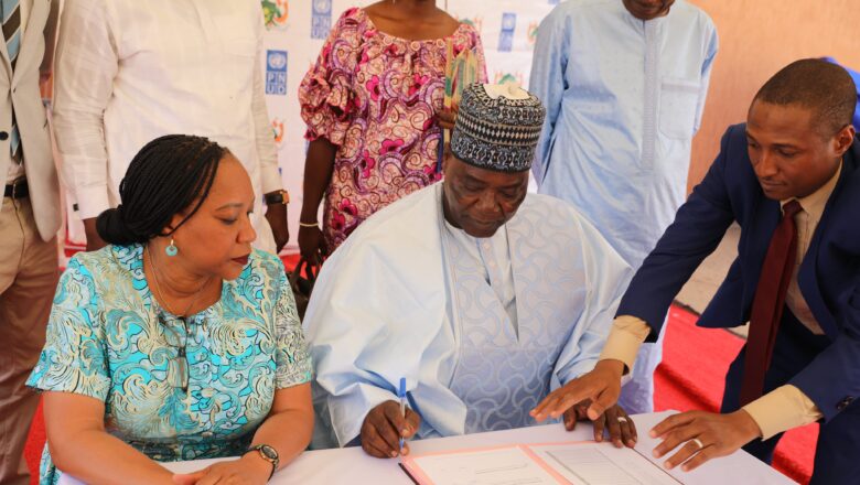 Le PNUD et les Pays-Bas offrent 139 millions FCFA de médicaments aux prisons du Niger pour améliorer la santé des détenus et renforcer les droits humains, marquant un pas majeur pour la dignité carcérale.