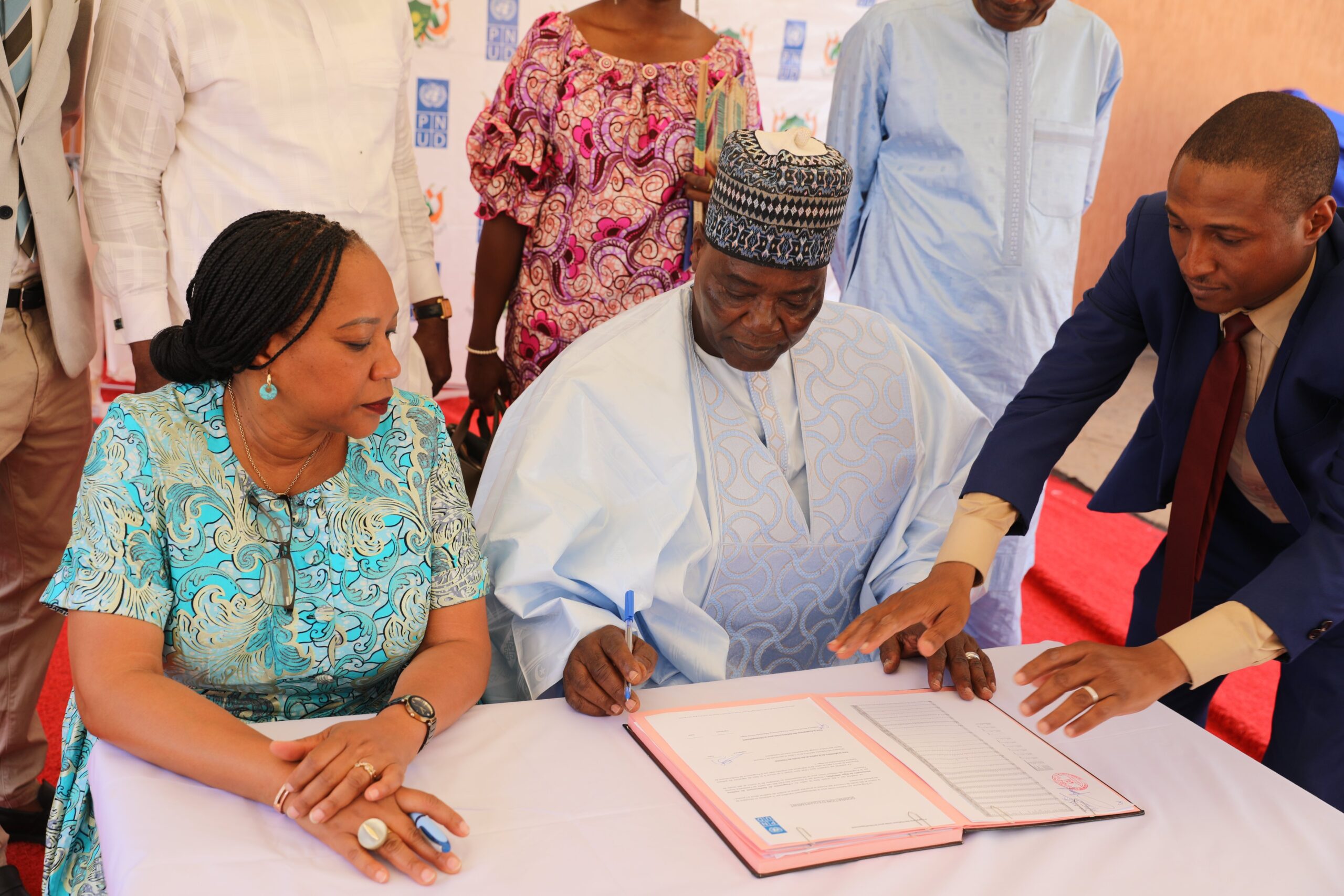 Le PNUD et les Pays-Bas offrent 139 millions FCFA de médicaments aux prisons du Niger pour améliorer la santé des détenus et renforcer les droits humains, marquant un pas majeur pour la dignité carcérale.