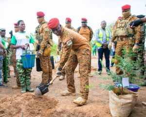  Ibrahim Traoré transforme le Burkina Faso avec une révolution axée sur la reforestation, la lutte contre le terrorisme et la cohésion sociale. 