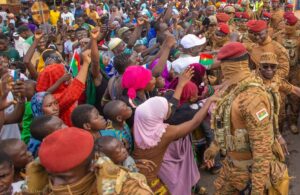 Ibrahim Traoré transforme le Burkina Faso avec une révolution axée sur la reforestation, la lutte contre le terrorisme et la cohésion sociale.