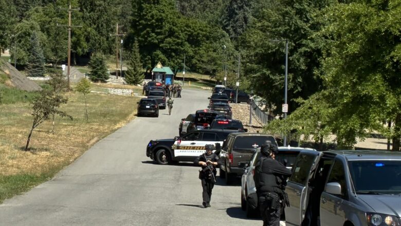 Une embuscade mortelle à Coeur d’Alene, Idaho, coûte la vie à deux pompiers et blesse un troisième, révélant les dangers croissants pour les premiers intervenants face à un piège incendiaire.