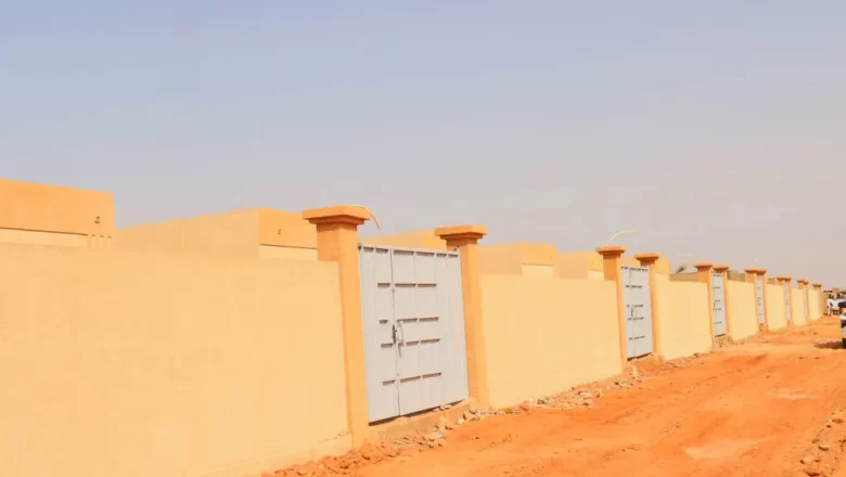 Le Ministre nigérien de l'Urbanisme inspecte des chantiers de logements sociaux à Niamey, incarnant l'espoir de résoudre la crise immobilière