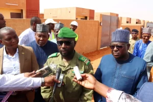 Le Ministre nigérien de l'Urbanisme inspecte des chantiers de logements sociaux à Niamey, incarnant l'espoir de résoudre la crise immobilière 