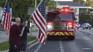 Une embuscade mortelle à Coeur d’Alene, Idaho, coûte la vie à deux pompiers et blesse un troisième, révélant les dangers croissants pour les premiers intervenants face à un piège incendiaire.