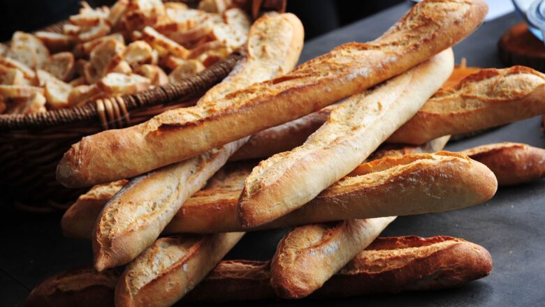 À Niamey, un rapport accablant de l’ANMC révèle de graves manquements à l’hygiène et à la réglementation dans les boulangeries de la capitale, suscitant l’urgence d’une réforme pour préserver la santé publique.