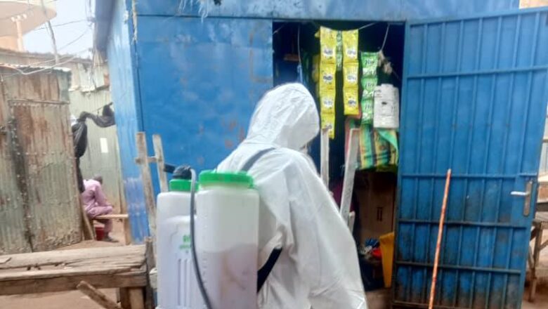 Face aux pluies saisonnières et aux risques sanitaires, la Ville de Niamey lance une vaste opération de démoustication au Marché Central, première étape d’un plan stratégique pour protéger la santé publique.