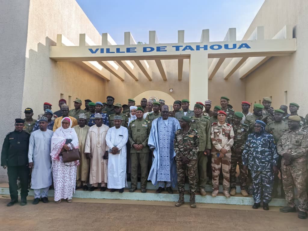 Le nouveau gouverneur de Tahoua, le Colonel-Major Souleymane Amadou Moussa, réunit les autorités locales pour lancer une caravane de paix et définir une feuille de route collective face aux défis sécuritaires, climatiques et sociaux de la région.