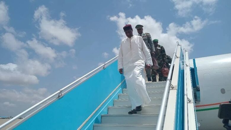 La délégation nigérienne, conduite par le Premier Ministre, s’est rendue à Daura pour saluer la mémoire de Muhammadu Buhari, symbole d’une coopération régionale forte entre Niamey et Abuja.