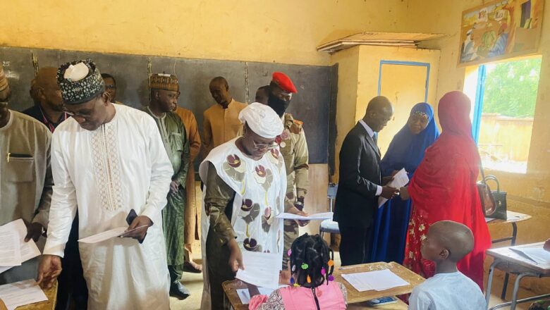 La Ministre nigérienne de l’Éducation nationale, Dr Élisabeth Shérif, a visité les centres d'examen du CFEPD 2025 à Niamey, supervisant le déroulement des épreuves pour les 406 190 candidats à travers le pays.