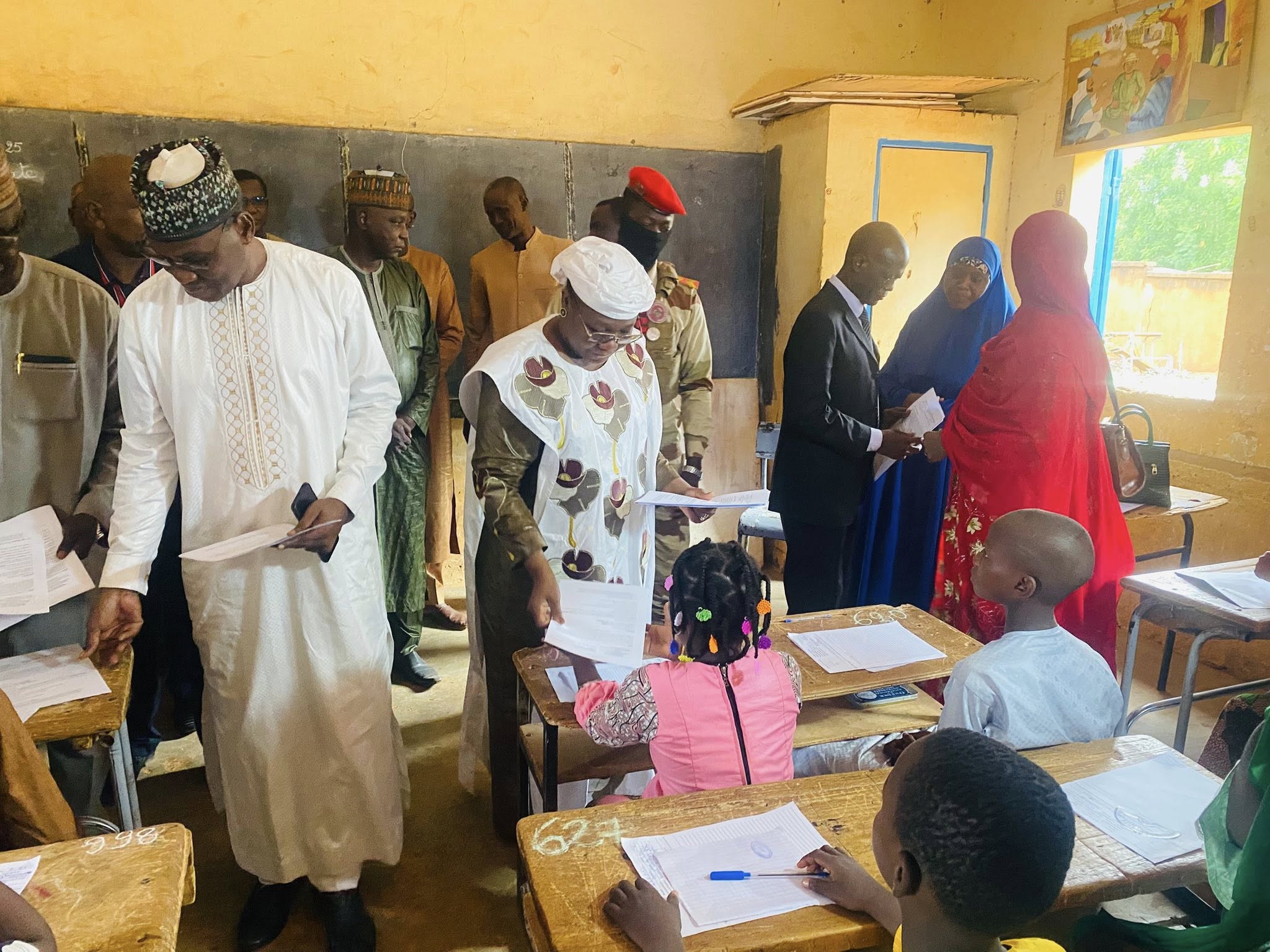 La Ministre nigérienne de l’Éducation nationale, Dr Élisabeth Shérif, a visité les centres d'examen du CFEPD 2025 à Niamey, supervisant le déroulement des épreuves pour les 406 190 candidats à travers le pays.