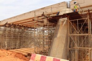 Le Colonel Boubacar Soumana Garanké, accompagné de hauts responsables, inspecte les chantiers urbains prioritaires de Niamey, illustrant la volonté politique de renforcer l’attractivité et la résilience de la capitale face aux défis climatiques.