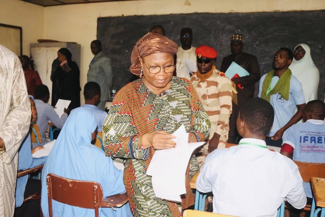 La Ministre de l'Éducation, Dr. Élisabeth Shérif, a effectué une visite surprise percutante à l'examen AENF 2025 à l'IFAENF, inspirant 222 candidats et soulignant l'importance vitale de l'éducation non formelle.