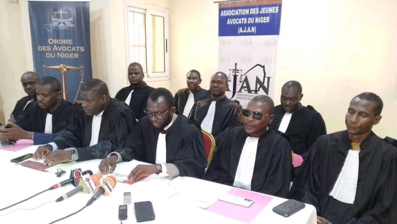 Une nouvelle loi nigérienne sur la cybercriminalité, réintroduisant des peines de prison, suscite l'indignation des avocats et des défenseurs des droits humains qui craignent une atteinte grave à la liberté d'expression en ligne.