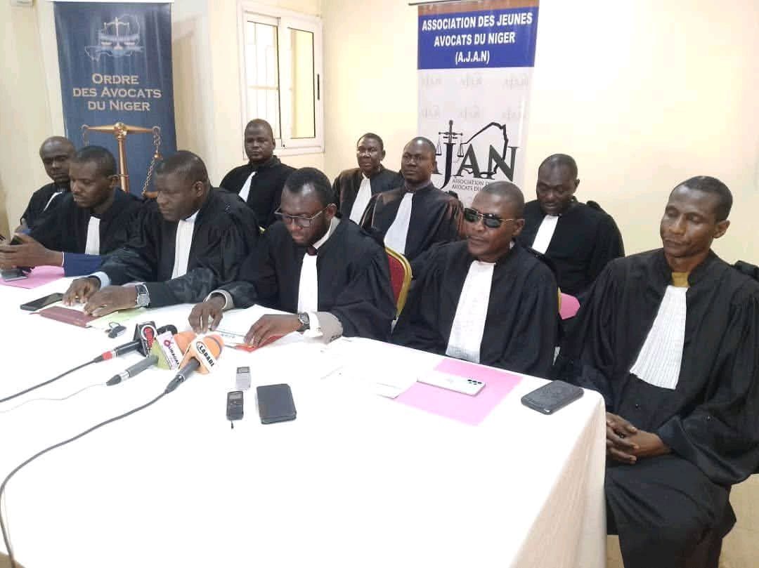 Une nouvelle loi nigérienne sur la cybercriminalité, réintroduisant des peines de prison, suscite l'indignation des avocats et des défenseurs des droits humains qui craignent une atteinte grave à la liberté d'expression en ligne.