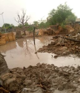 La commune de Maïné-Soroa au Niger a subi une pluie torrentielle dévastatrice, détruisant des habitations et soulevant des craintes pour la saison des pluies à venir dans cette région déjà vulnérable.