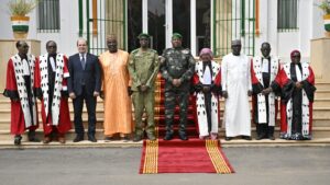 Les membres du nouveau bureau de la Cour des comptes du Niger, menés par Mme Laminou Tchiroma Saadé, ont prêté serment devant le général Abdourahamane Tiani, s'engageant à garantir la transparence des finances publiques.