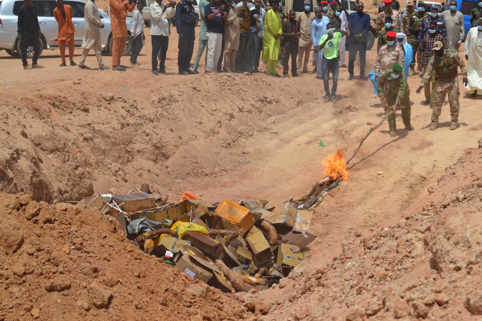 Agadez a incinéré pour 14 milliards de FCFA de drogues saisies, un acte symbolique de la détermination du Niger contre le narcotrafic dans le désert.