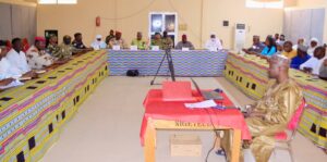 À Agadez, une campagne de prévention du paludisme menée du 26 au 29 juin 2025 a permis de traiter plus de 25 000 enfants et de détruire près de 99 % des gîtes larvaires domestiques, illustrant une mobilisation sanitaire efficace et multisectorielle.