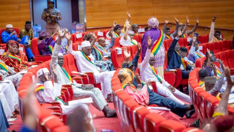 Le Conseil National de la Transition du Mali adopte une révision de la Charte de la Transition, prolongeant sa durée et conditionnant