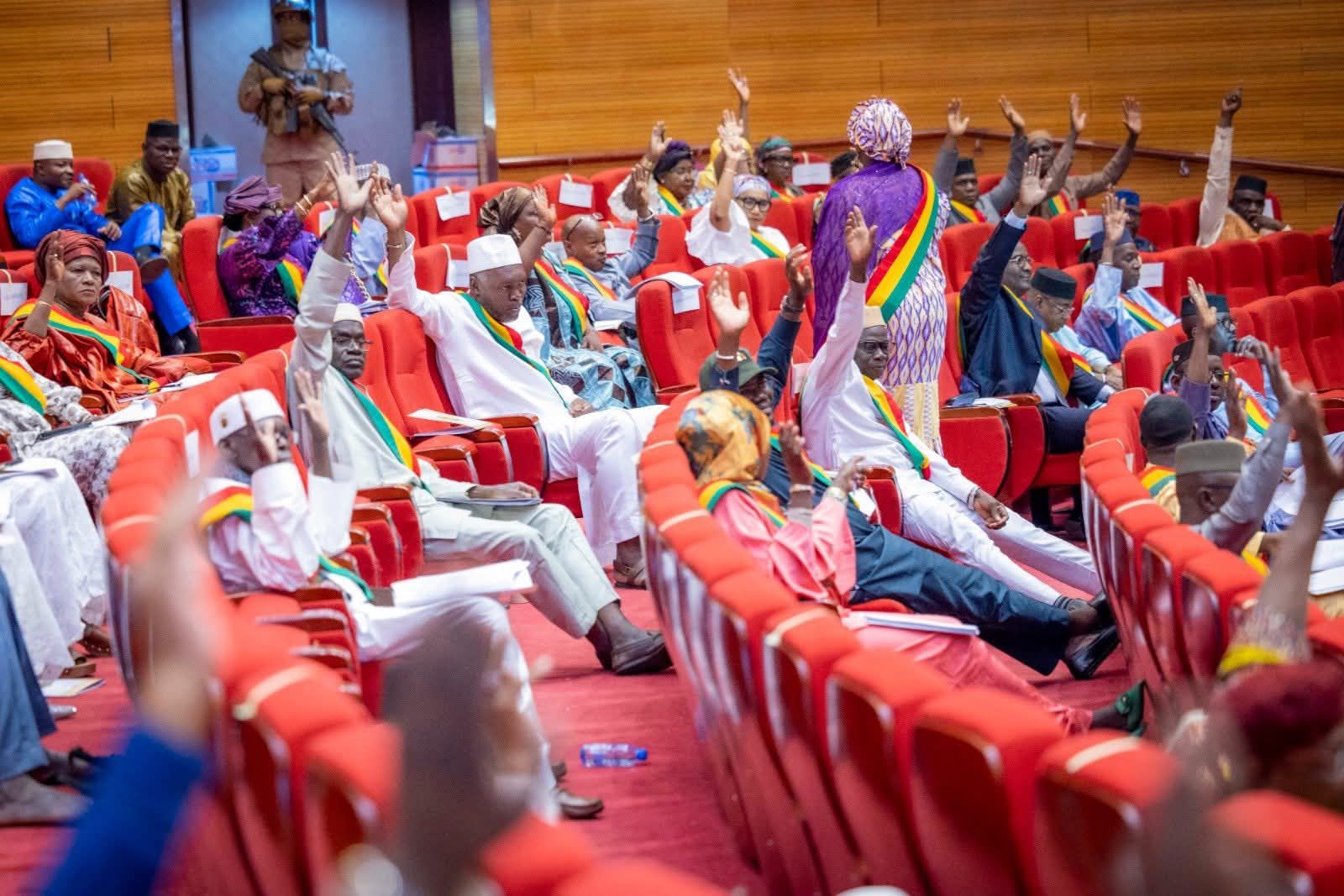 Le Conseil National de la Transition du Mali adopte une révision de la Charte de la Transition, prolongeant sa durée et conditionnant