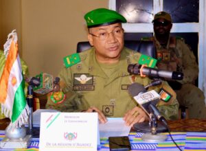 À Agadez, une campagne de prévention du paludisme menée du 26 au 29 juin 2025 a permis de traiter plus de 25 000 enfants et de détruire près de 99 % des gîtes larvaires domestiques, illustrant une mobilisation sanitaire efficace et multisectorielle.