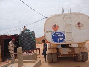 Face à la pénurie d’eau, les autorités d’Agadez ont lancé une opération de distribution massive avec cinq camions-citernes