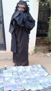 À Zinder, la Police Judiciaire démantèle un réseau criminel transfrontalier mêlant escroquerie mystique et faux billets, illustrant l’importance croissante d’une vigilance citoyenne face aux nouvelles formes de criminalité.