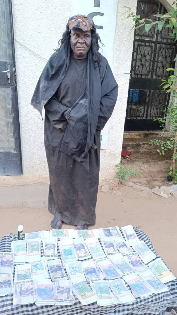 À Zinder, la Police Judiciaire démantèle un réseau criminel transfrontalier mêlant escroquerie mystique et faux billets, illustrant l’importance croissante d’une vigilance citoyenne face aux nouvelles formes de criminalité.