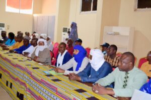 À Agadez, une campagne de prévention du paludisme menée du 26 au 29 juin 2025 a permis de traiter plus de 25 000 enfants et de détruire près de 99 % des gîtes larvaires domestiques, illustrant une mobilisation sanitaire efficace et multisectorielle.