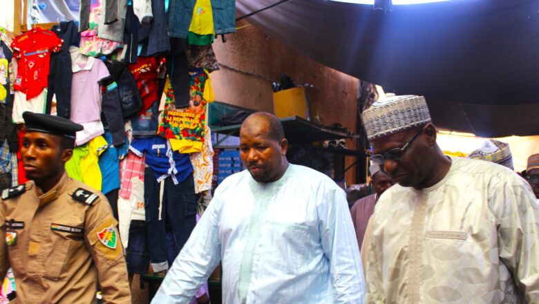 À Niamey, le ministre du Commerce s’immerge dans le quotidien du Grand Marché, engageant un dialogue direct avec les commerçants sur l’hygiène, la fiscalité et les obstacles du corridor burkinabé pour impulser une relance économique inclusive.