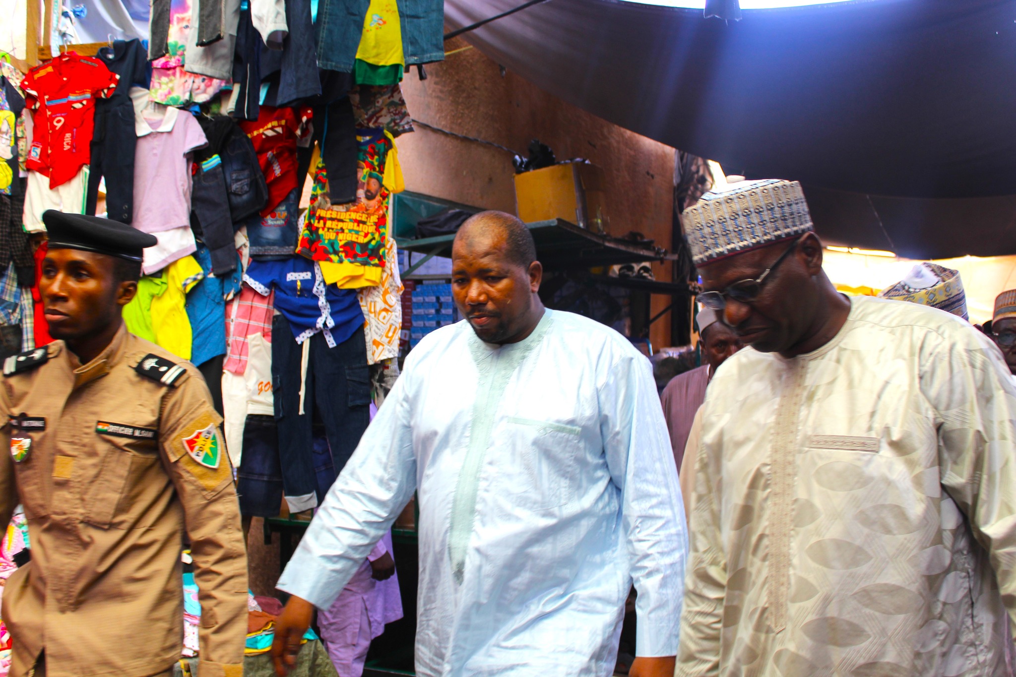 À Niamey, le ministre du Commerce s’immerge dans le quotidien du Grand Marché, engageant un dialogue direct avec les commerçants sur l’hygiène, la fiscalité et les obstacles du corridor burkinabé pour impulser une relance économique inclusive.