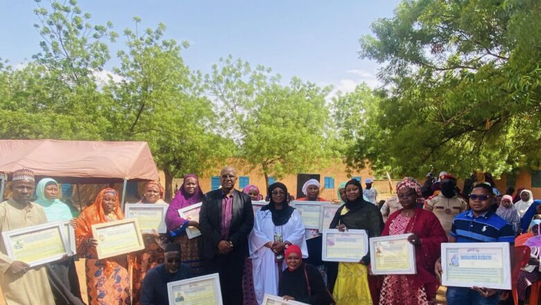 À Niamey, la ministre Élisabeth Shérif célèbre l’excellence éducative en récompensant élèves, enseignants et directeurs, illustrant l’engagement du Niger pour une refondation scolaire axée sur le mérite et l’innovation.