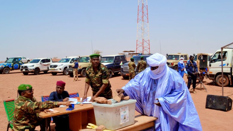 Au cœur du désert nigérien, Injitan célèbre une élection coutumière exemplaire où Aghali Akarbo est plébiscité chef de groupement, incarnant l’unité et la résilience d’Agadez face aux défis régionaux.