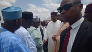 La délégation nigérienne, conduite par le Premier Ministre, s’est rendue à Daura pour saluer la mémoire de Muhammadu Buhari, symbole d’une coopération régionale forte entre Niamey et Abuja.