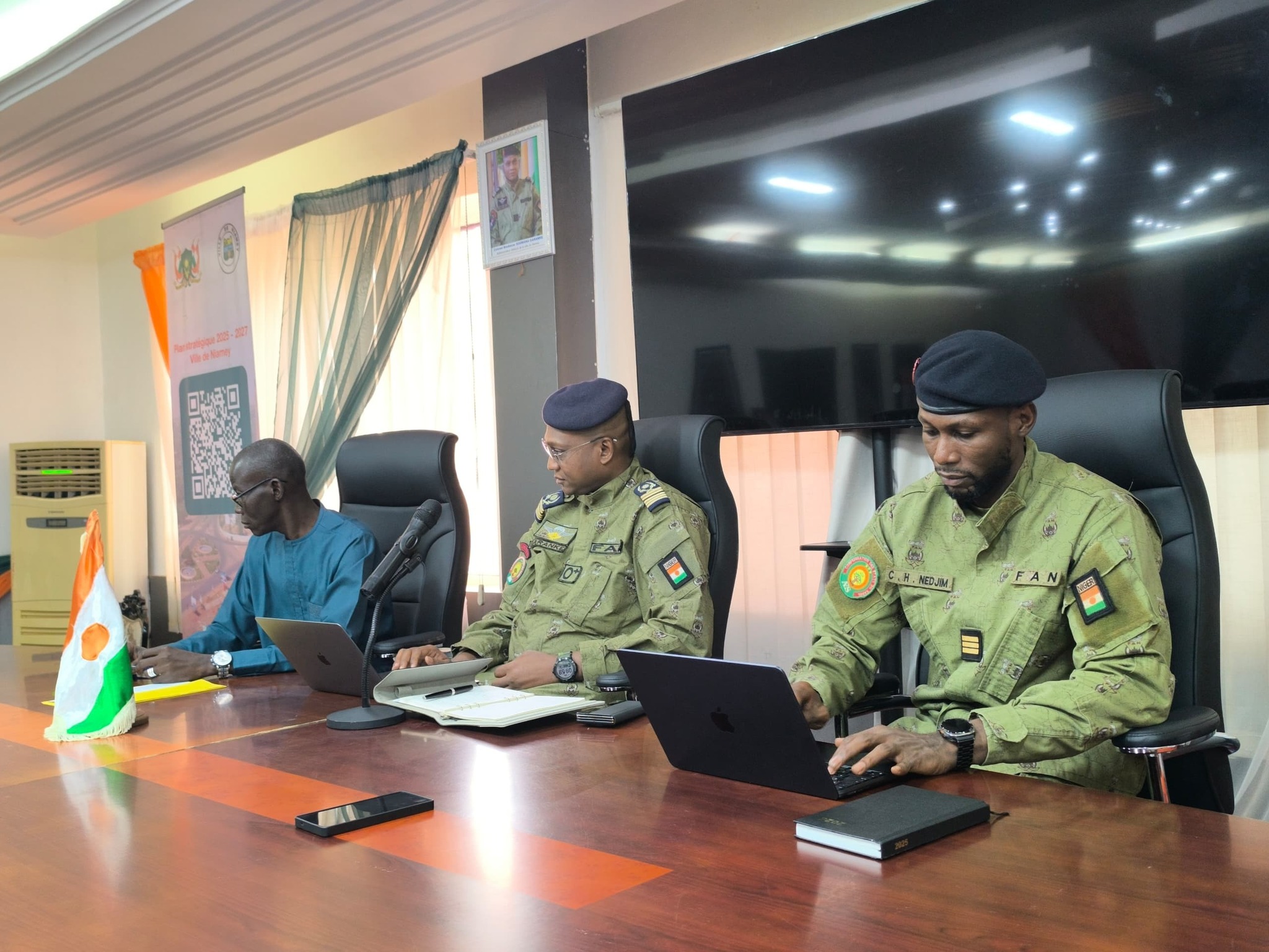 Lors d’une réunion stratégique le 8 juillet 2025, les autorités municipales de Niamey ont défini quatre axes d’action pour bâtir une capitale plus sécurisée, propre, fluide et transparente face aux défis climatiques et sociaux.