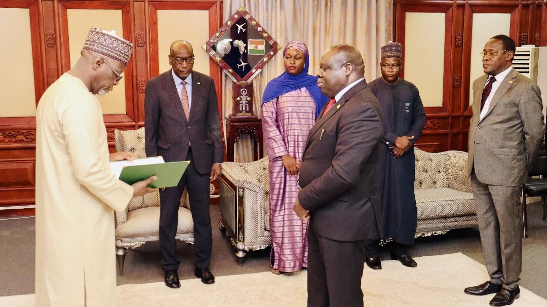 La remise des lettres de créance à Niamey par cinq diplomates venus d’Europe, du Maghreb et d’Afrique de l’Est marque une étape stratégique dans la diplomatie nigérienne, axée sur la coopération internationale, le développement durable et la sécurité régionale.