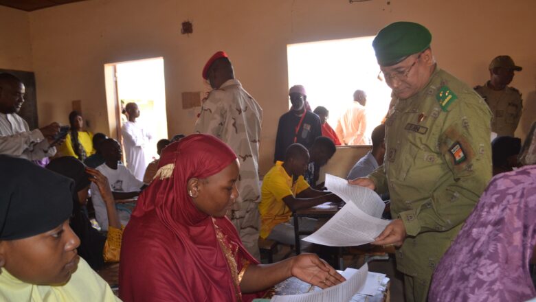 À Agadez, le lancement officiel du Baccalauréat 2025 par le gouverneur Ibra Boulama Issa incarne l’engagement régional envers l’éducation,