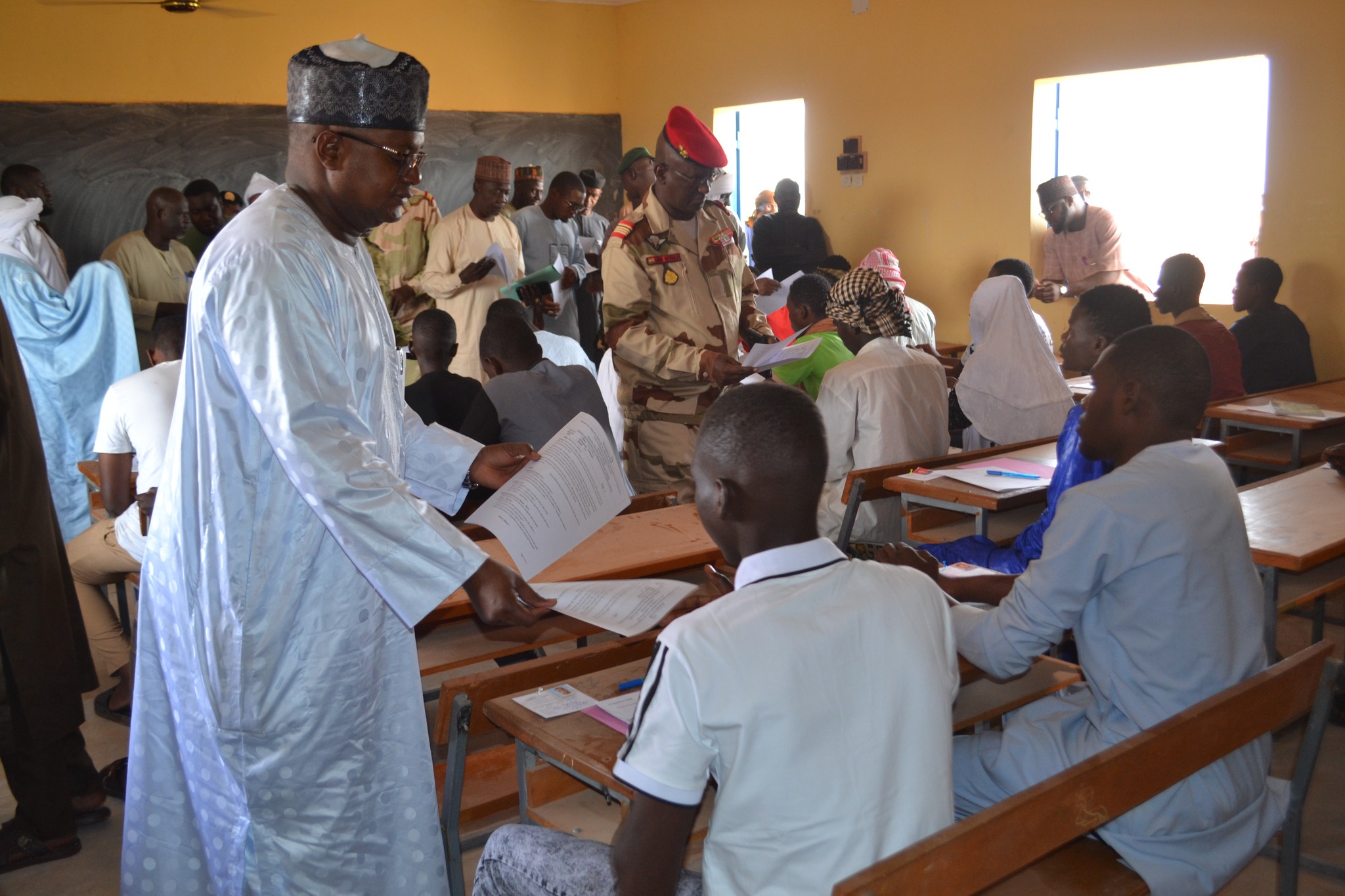 À Agadez, 383 jeunes candidats, majoritairement des filles, entament les épreuves du CAP 2025, illustrant l’engagement régional pour une formation professionnelle inclusive et porteuse de développement.