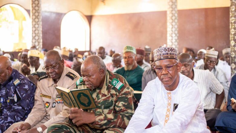 La prière d’Al-Kunut à Niamey rassemble autorités et citoyens autour d’une invocation pour la paix, la prospérité et la cohésion sociale dans un contexte national exigeant.
