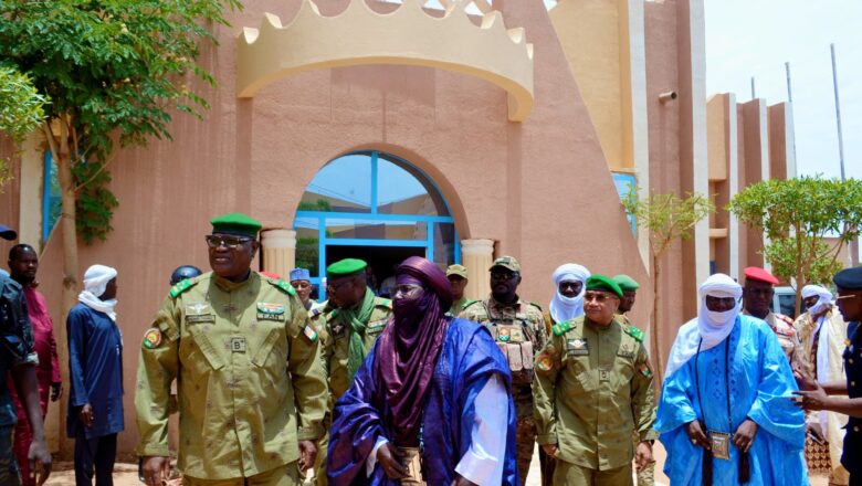 En visite officielle à Agadez, le Général Mohamed Toumba clôture sa mission par une rencontre symbolique avec le Sultan de l’Aïr, illustrant l’harmonie entre pouvoir étatique et tradition coutumière.