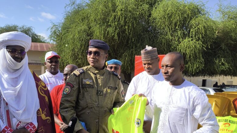 Airtel Niger offre des équipements agricoles à la Ville de Niamey pour renforcer la propreté urbaine et stimuler la mobilisation citoyenne.