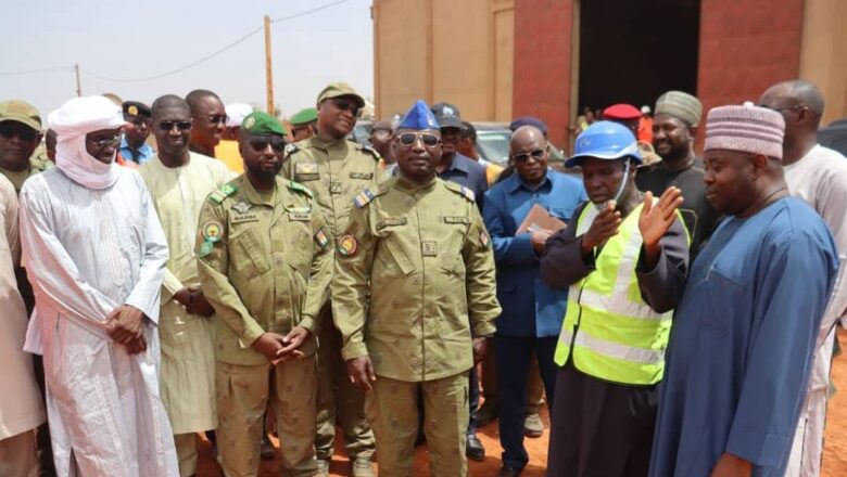 Le Colonel Boubacar Soumana Garanké, accompagné de hauts responsables, inspecte les chantiers urbains prioritaires de Niamey, illustrant la volonté politique de renforcer l’attractivité et la résilience de la capitale face aux défis climatiques.